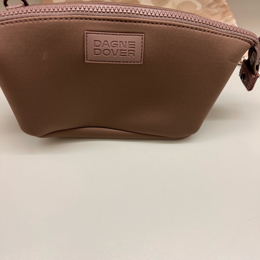 Dafne Dover makeup bag.